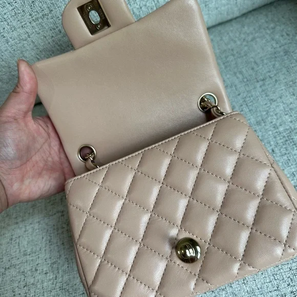 BEAUTIFUL Chanel 21a beige classic mini square - Picture 8 of 13